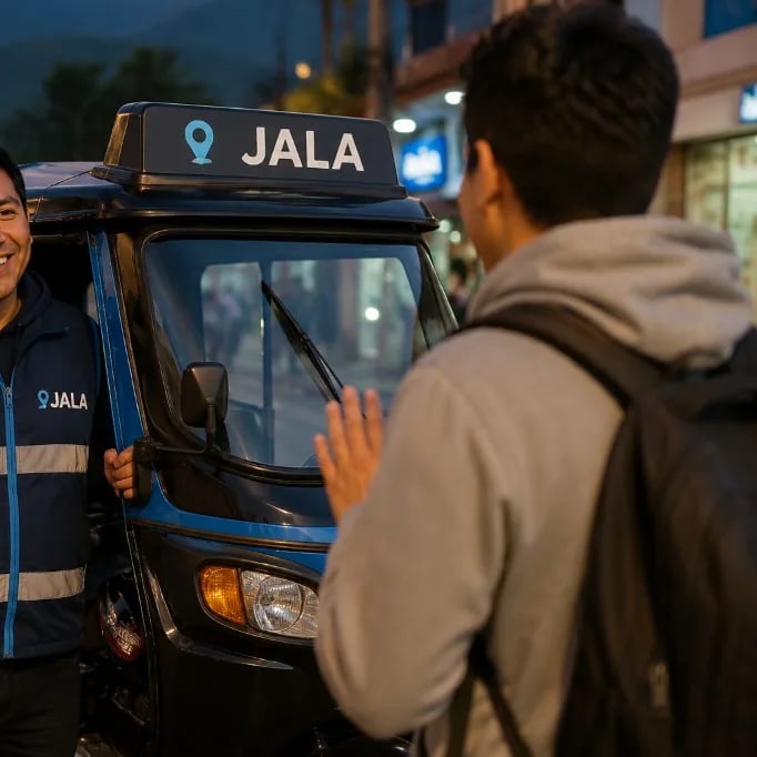 Conductor de Jala saludando a un pasajero junto a su mototaxi azul en la noche