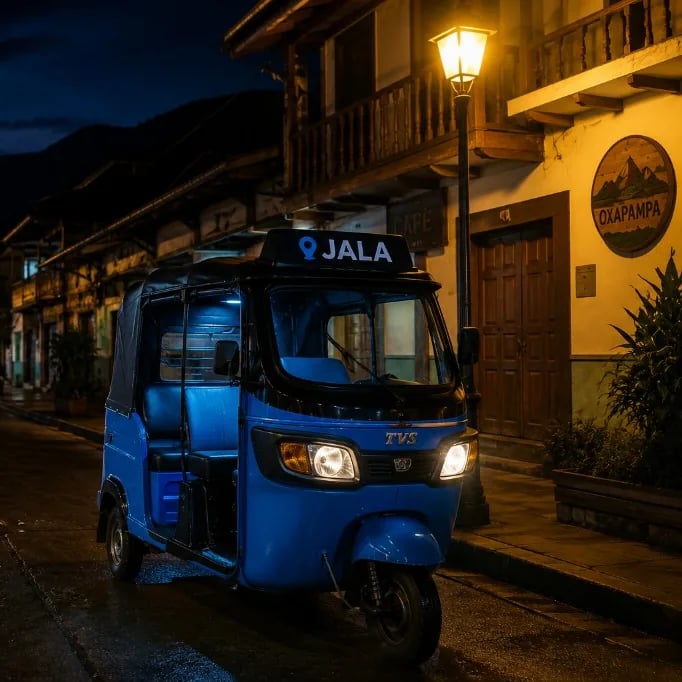 Mototaxi Jala circulando por las calles históricas de Oxapampa de noche